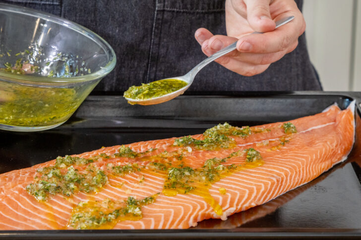 Marinade auf Fisch verteilen