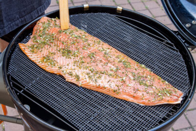 Lachs mit mediterraner Marinade grillen