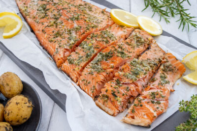 Gegrillter Lachs mit mediterraner Marinade