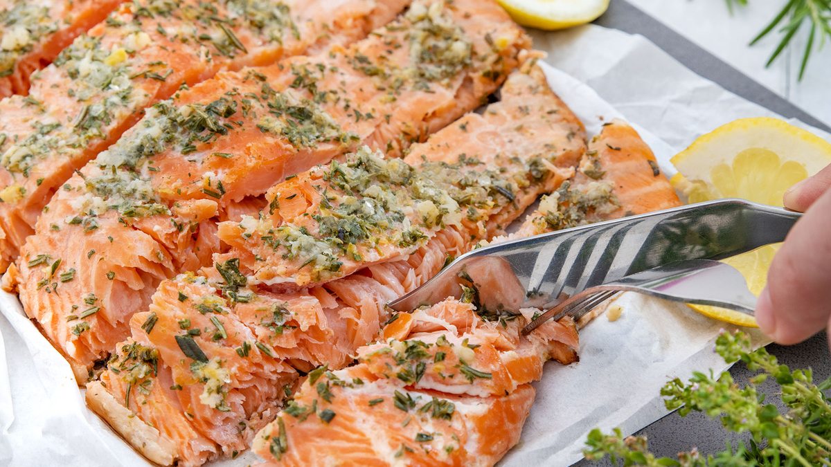 Gegrillter Lachs mit mediterraner Marinade: so gelingt er perfekt