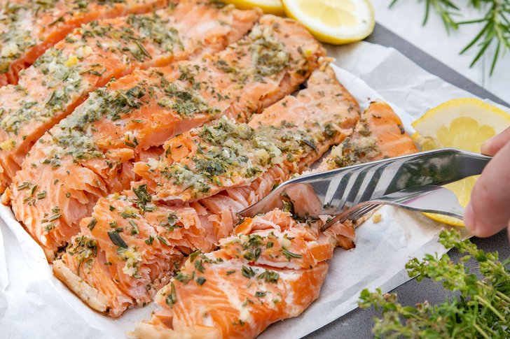 Gegrillter Lachs mit mediterraner Marinade
