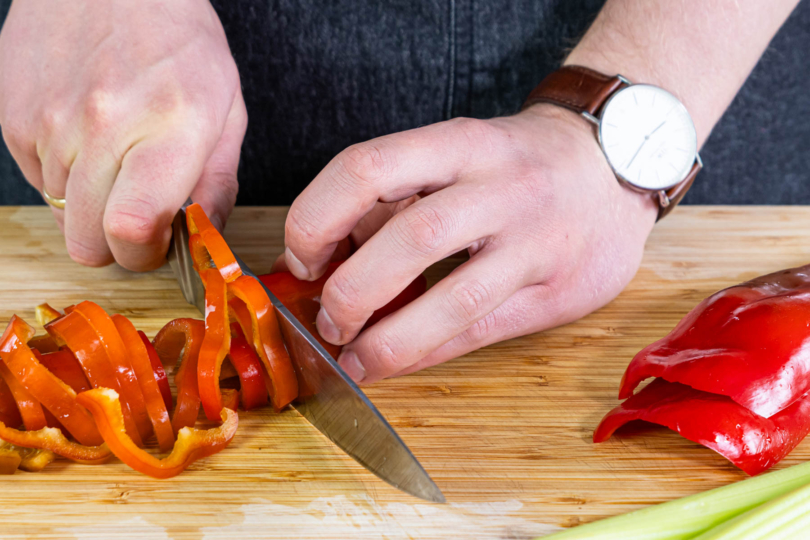Spitzpaprika in Streifen schneiden