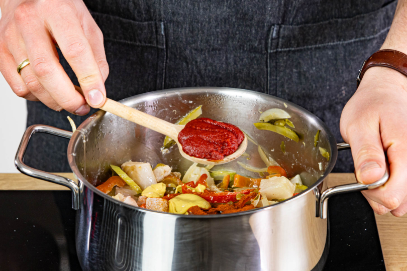Tomatenmark dazugeben