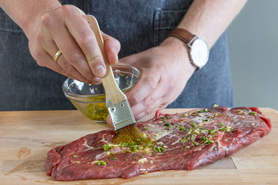 Flat Iron mit Marinade einstreichen