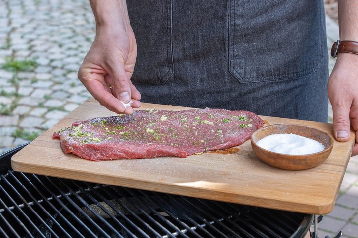 Flat Iron Steak salzen