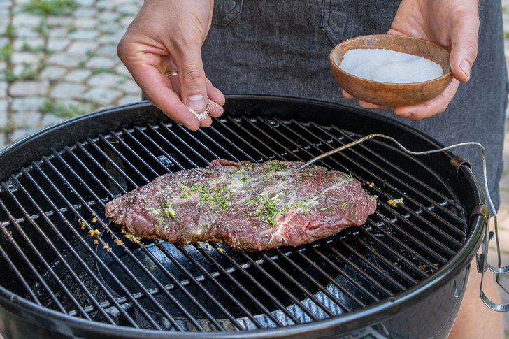 Flat Iron Steak salzen