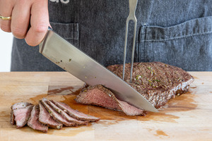 Flat Iron Steak gegen die Faser anschneiden