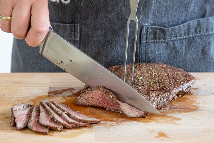 Flat Iron Steak gegen die Faser anschneiden