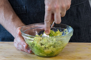 Avocado mit Gabel zerdrücken