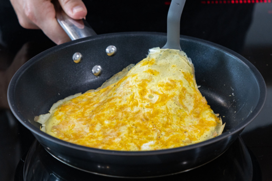 Omelett in Pfanne braten