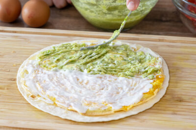 Frühstücksburrito mit Avocado bestreichen