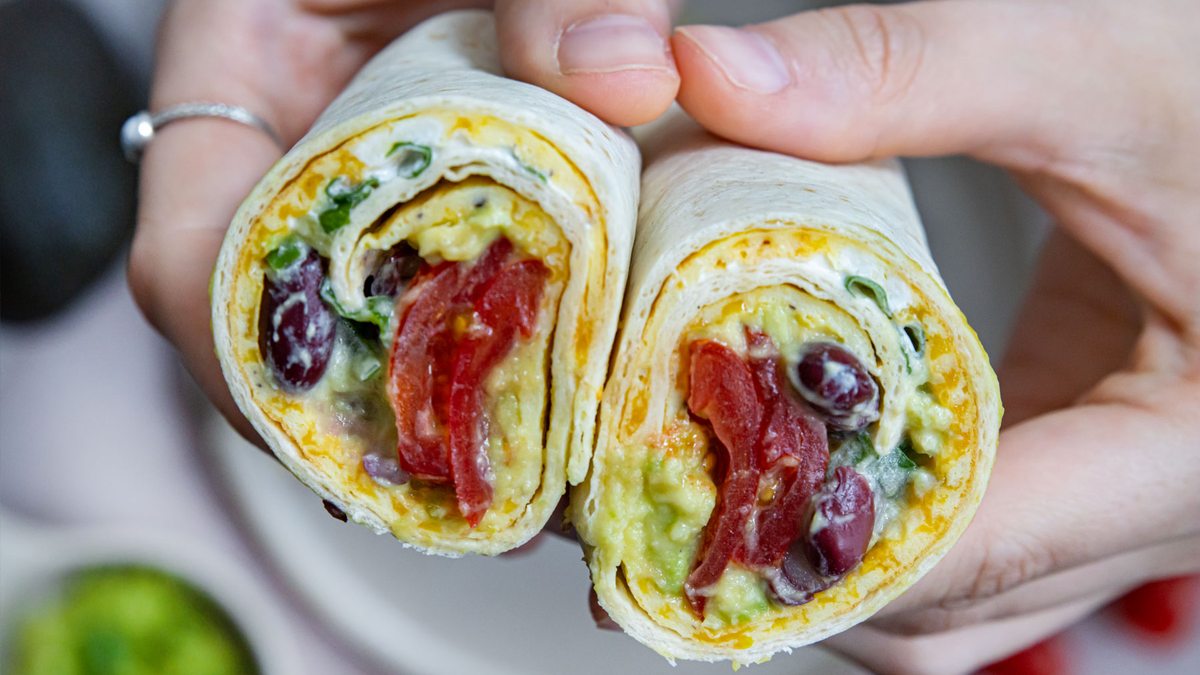 Frühstücksburrito mit Avocado | Rezept - eat.de