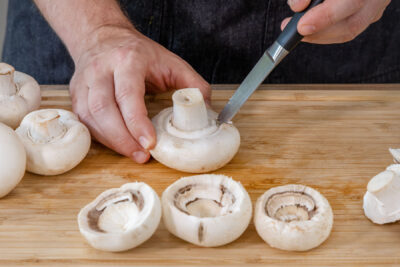 Stiele und Futter aus Champignons entfernen