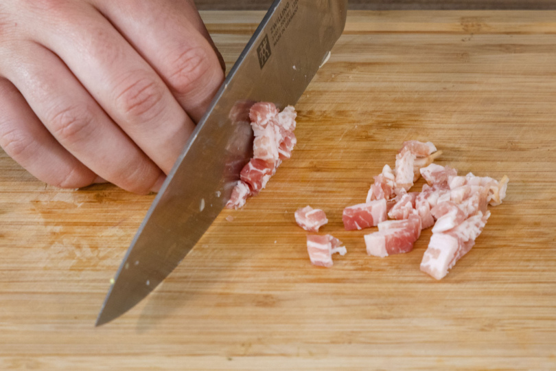 Bacon in feine Streifen schneiden