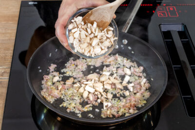Bacon und Champignon-Reste dazugeben