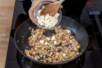 Feta mit in die Pfanne geben