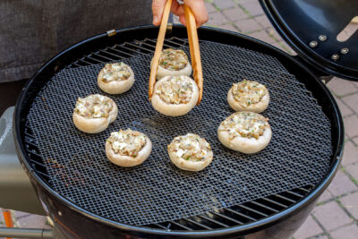mit Feta gefüllte Champignons auf den Grill legen