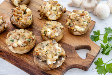 mit Feta gefüllte Champignons vom Grill