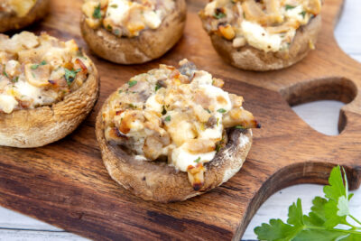 mit Feta gefüllte Champignons vom Grill