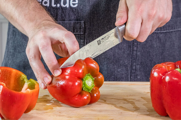 Deckel der Paprika abschneiden