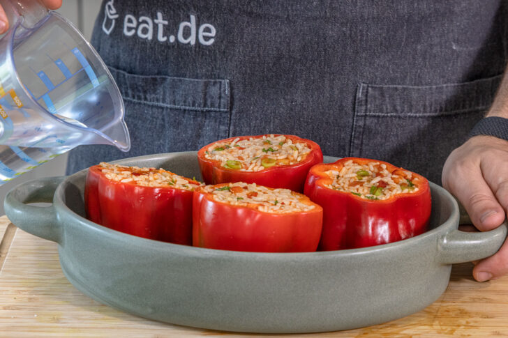 Gefüllte Paprika mit Wasser angießen