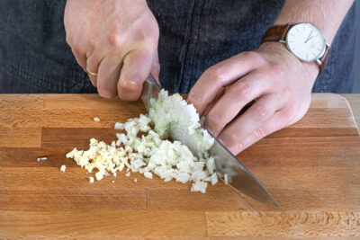 Zwiebeln und Knoblauch wüfeln