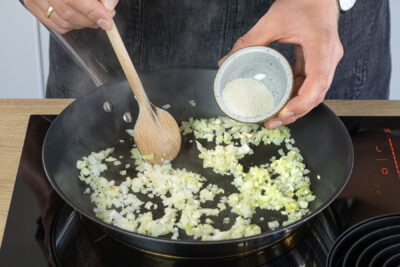 Zwiebeln und Knoblauch karamellisieren lassen