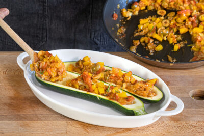 Zucchini mit der Gemüsefüllung füllen