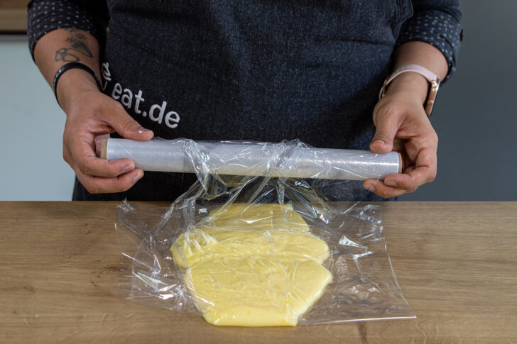 Pudding in Frischhaltefolie einwickeln