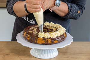 Buttercreme auf Gugelhupf geben