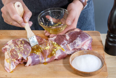 Lammkeule mit der Marinade einreiben
