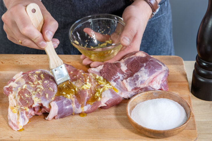 Fleisch mit der Marinade einreiben