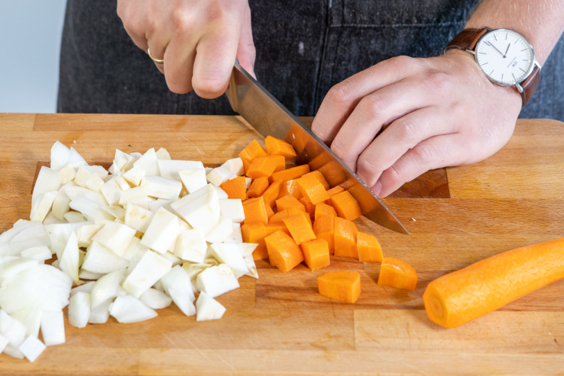 Zwiebel, Sellerie und Karotte in mundgerechte Stücke schneiden