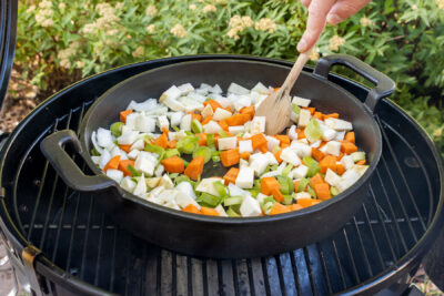 Gemüse auf dem Grill in Grillpfanne anbraten
