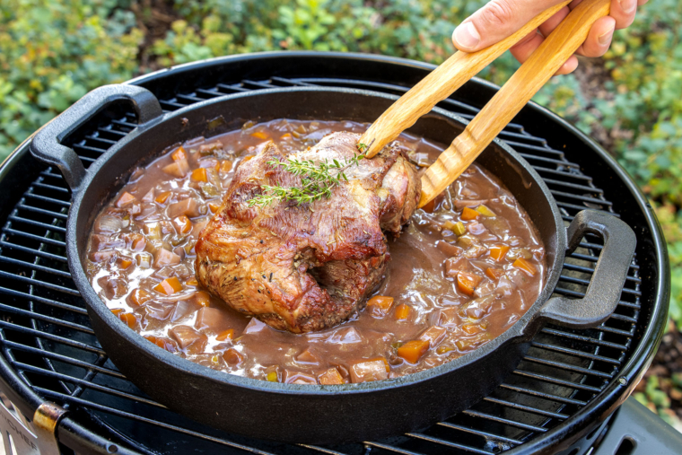 Lammkeule mit Niedrigtemperatur im Römertopf garen Lammkeule mit Niedrigtemperatur im Römertopf garen