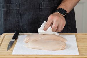 Hähnchenfleisch abtupfen