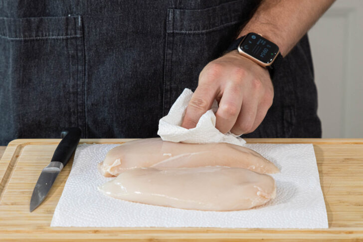 Hähnchenfleisch abtupfen