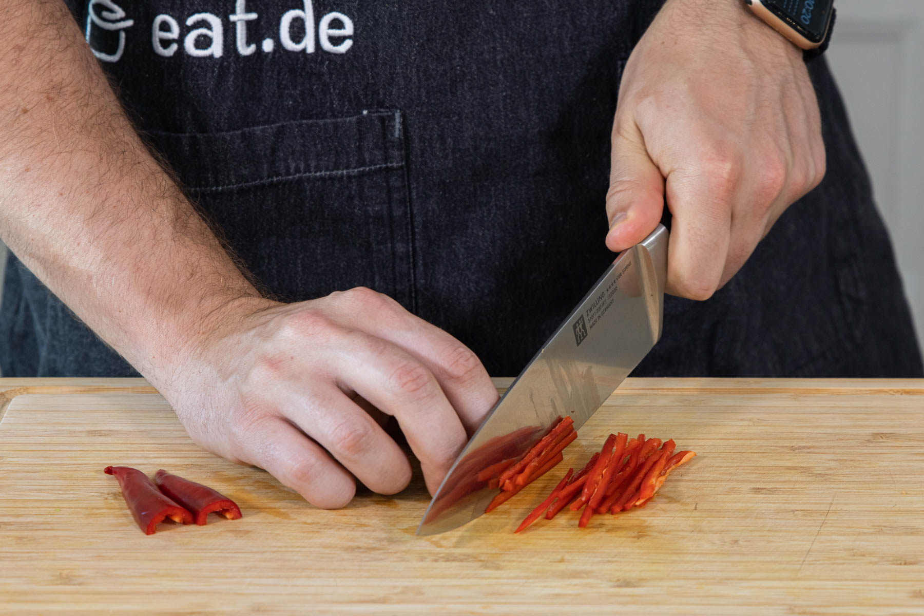 Chilischote für das Hähnchencurry klein schneiden