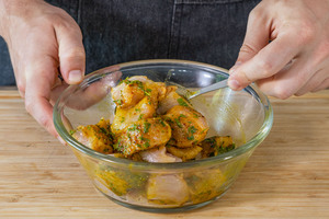 Hähnchen mit Marinade mischen