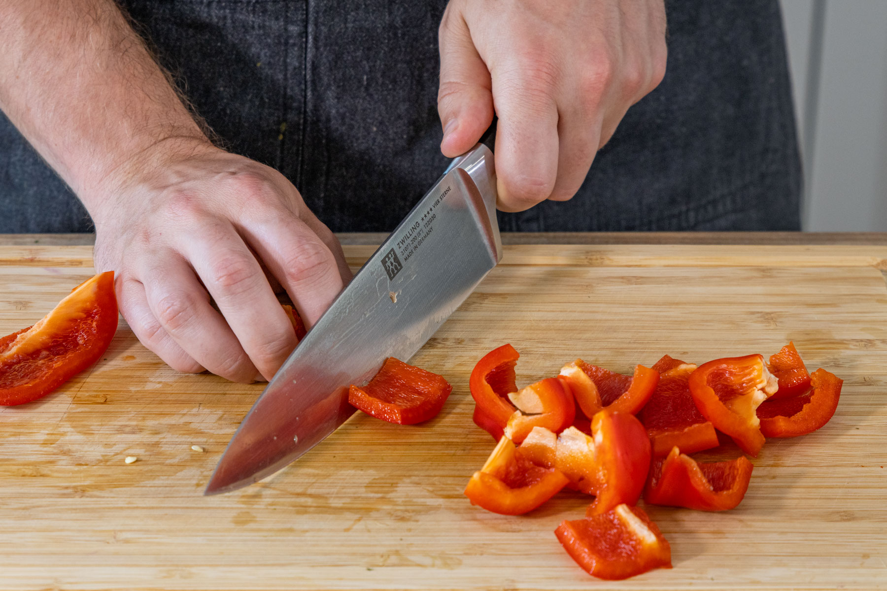 Paprika in Stücke schneiden