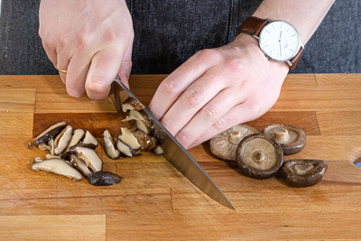 Shiitake Pilze in Scheiben schneiden