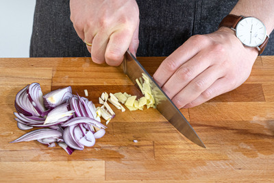 Zwiebeln, Knoblauch und Ingwer in feine Streifen schneiden
