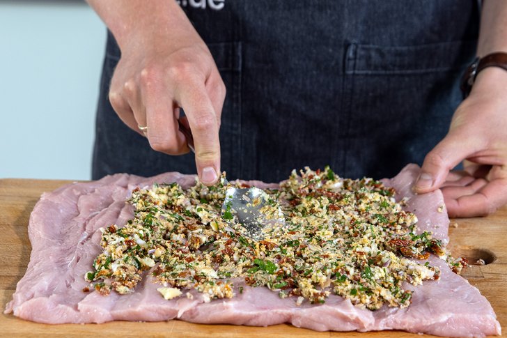 Masse auf den Kalbsrollbraten verteilen