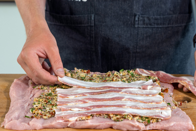 Bacon in den Kalbsrollbraten verteilen