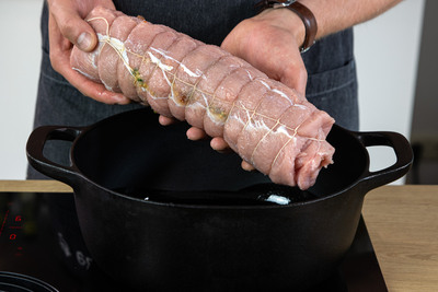 Kalbsrollbraten in den Bräter geben