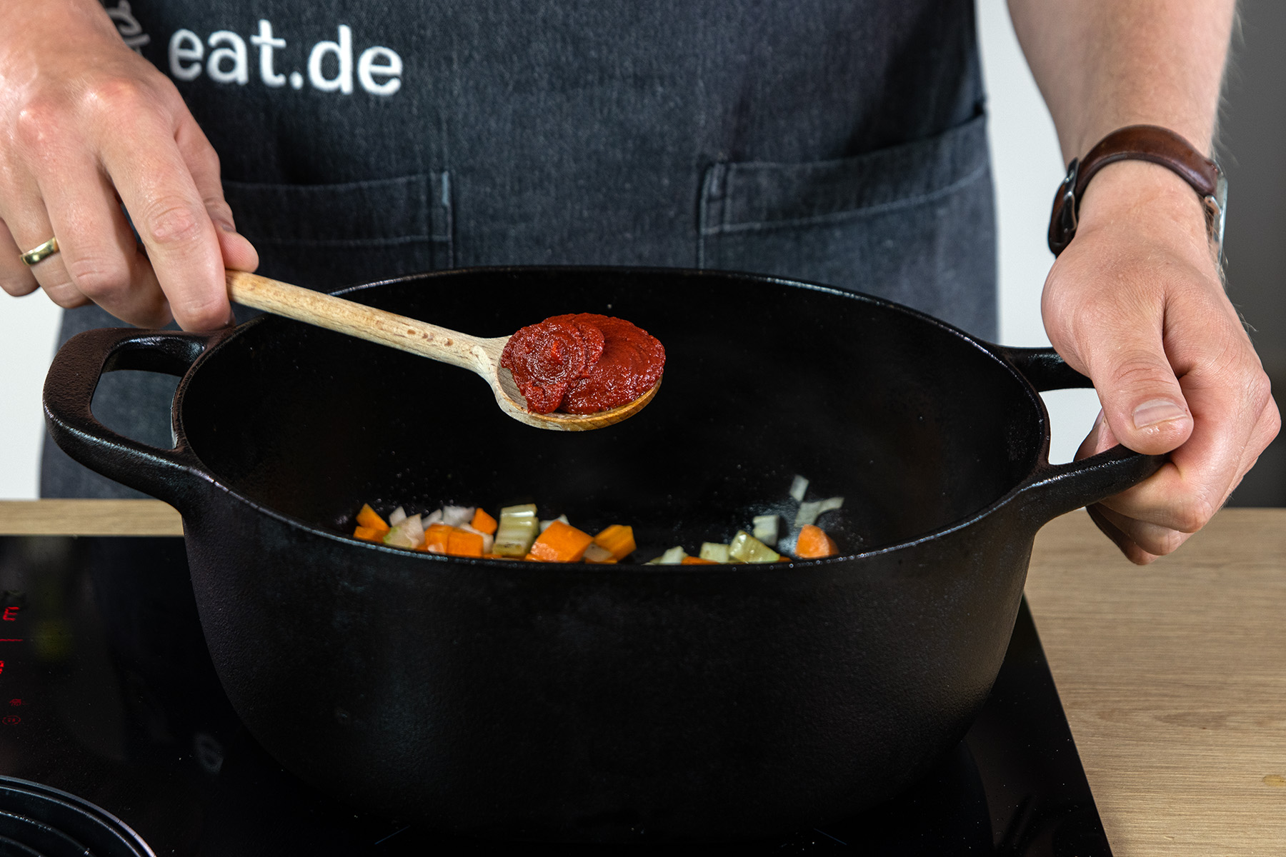 Tomatenmark hinzugeben