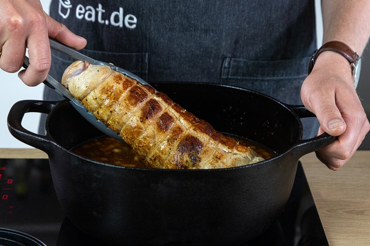 Kalbsrollbraten in den Bräter geben