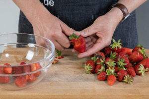 Erdbeeren putzen
