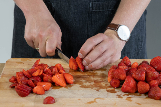 Erdbeeren in Scheiben schneiden