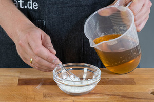 Apfelsaft mit Speisestärke mischen